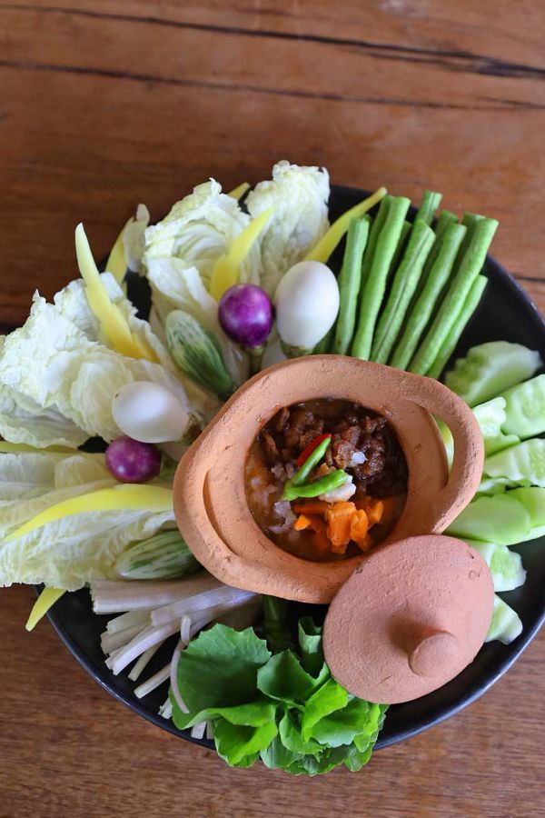 Ma Maison : Shrimp paste and salted eggs dip, served with caramelized pork and seasonal vegetables